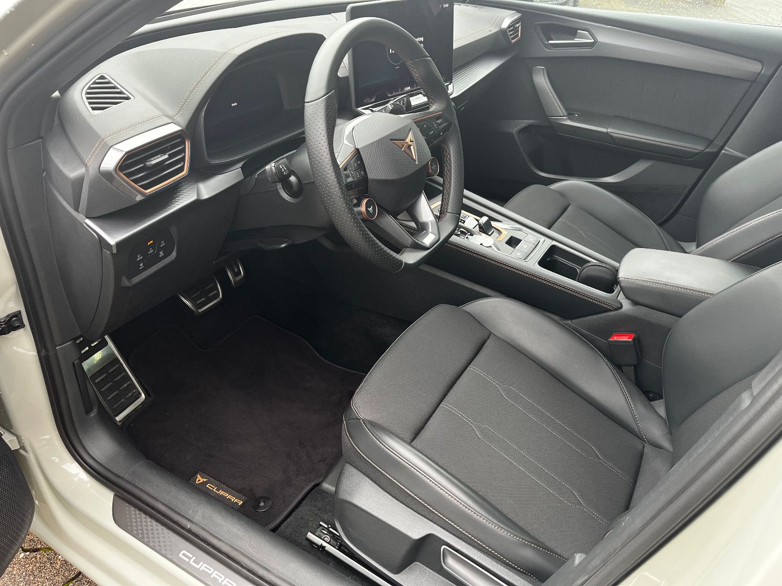 Fahrzeugabbildung CUPRA Leon 1.5 eTSI 110 kW SHZ PDC LED CARPLAY LHZ 18"