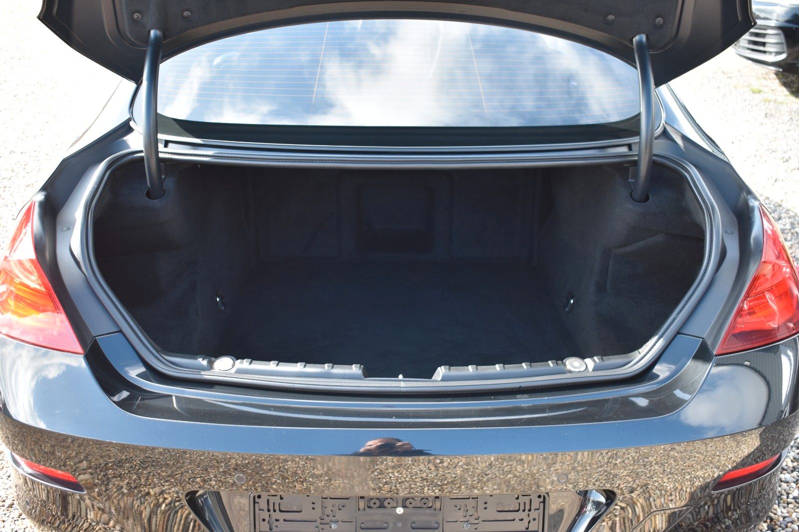 Fahrzeugabbildung BMW 640 i Coupe Schwarz Schwarz