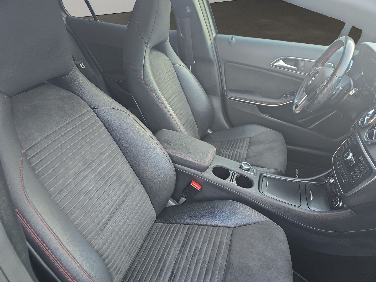 Fahrzeugabbildung Mercedes-Benz GLA 200 GLA Aut. /AMG Line/XENON/NAVI/LEDER/