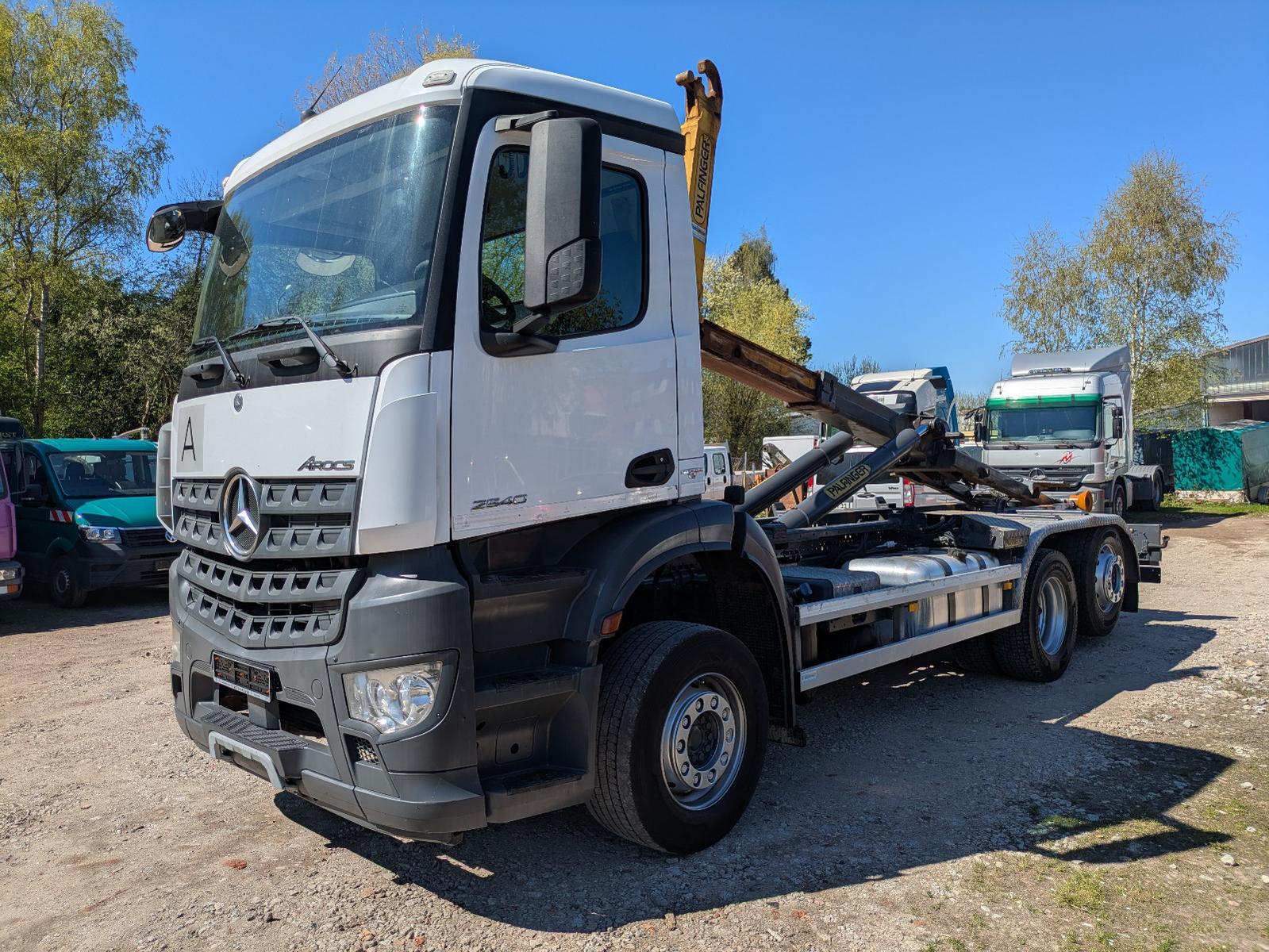 Mercedes-Benz Arocs 2540 6x2 mit Palfinger Hakenaufbau