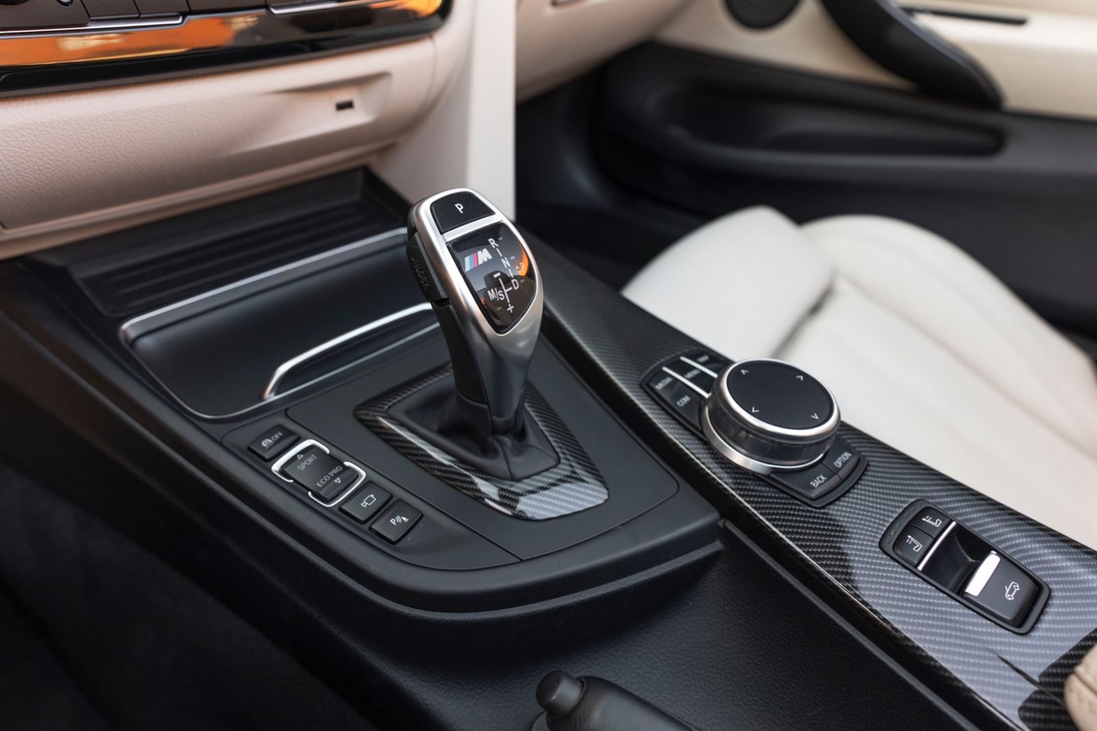 Fahrzeugabbildung BMW 430I Cabrio M-PERFORMANCE HUD H&K KAM CARPLAY