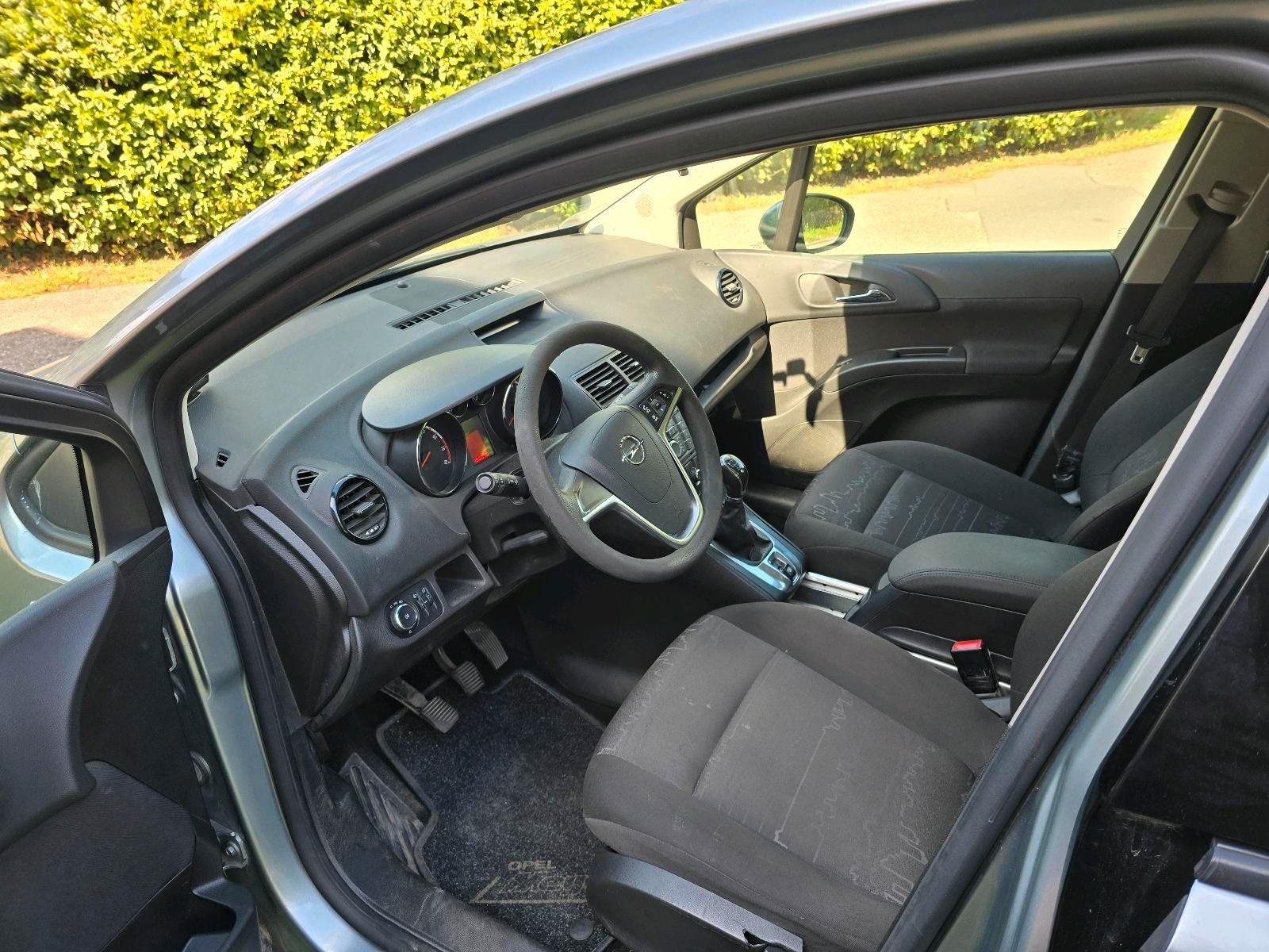 Opel Meriva 2012 — interior