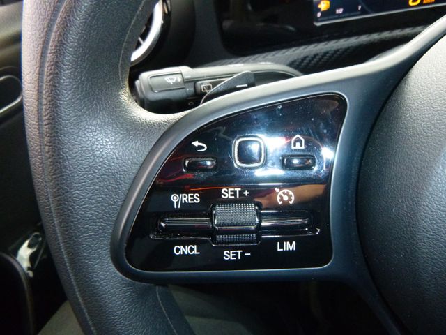 Fahrzeugabbildung Mercedes-Benz A 180 >AUT/NAV/PDC/Sitzheizung<