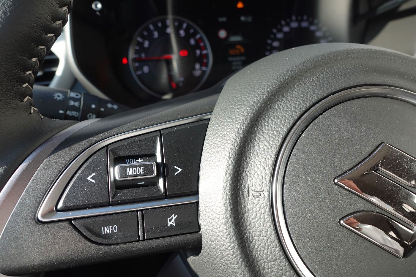 Fahrzeugabbildung Suzuki Swift Comfort+ 1.2 MildHybrid Navi,Kamera,Sitzhz