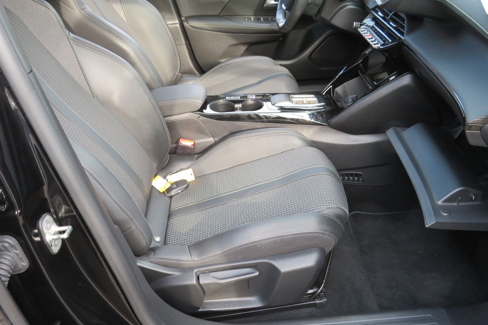 Fahrzeugabbildung Peugeot 2008 e- GT PDC KAMERA NAVI SITZH.