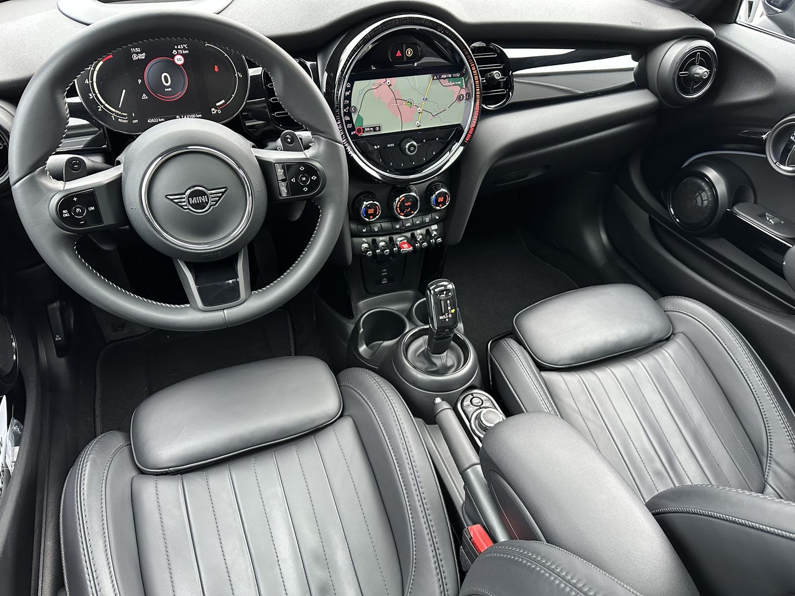 Fahrzeugabbildung MINI Cooper S Classic Trim NAV+LED+PANO+KAMERA+HEADUP