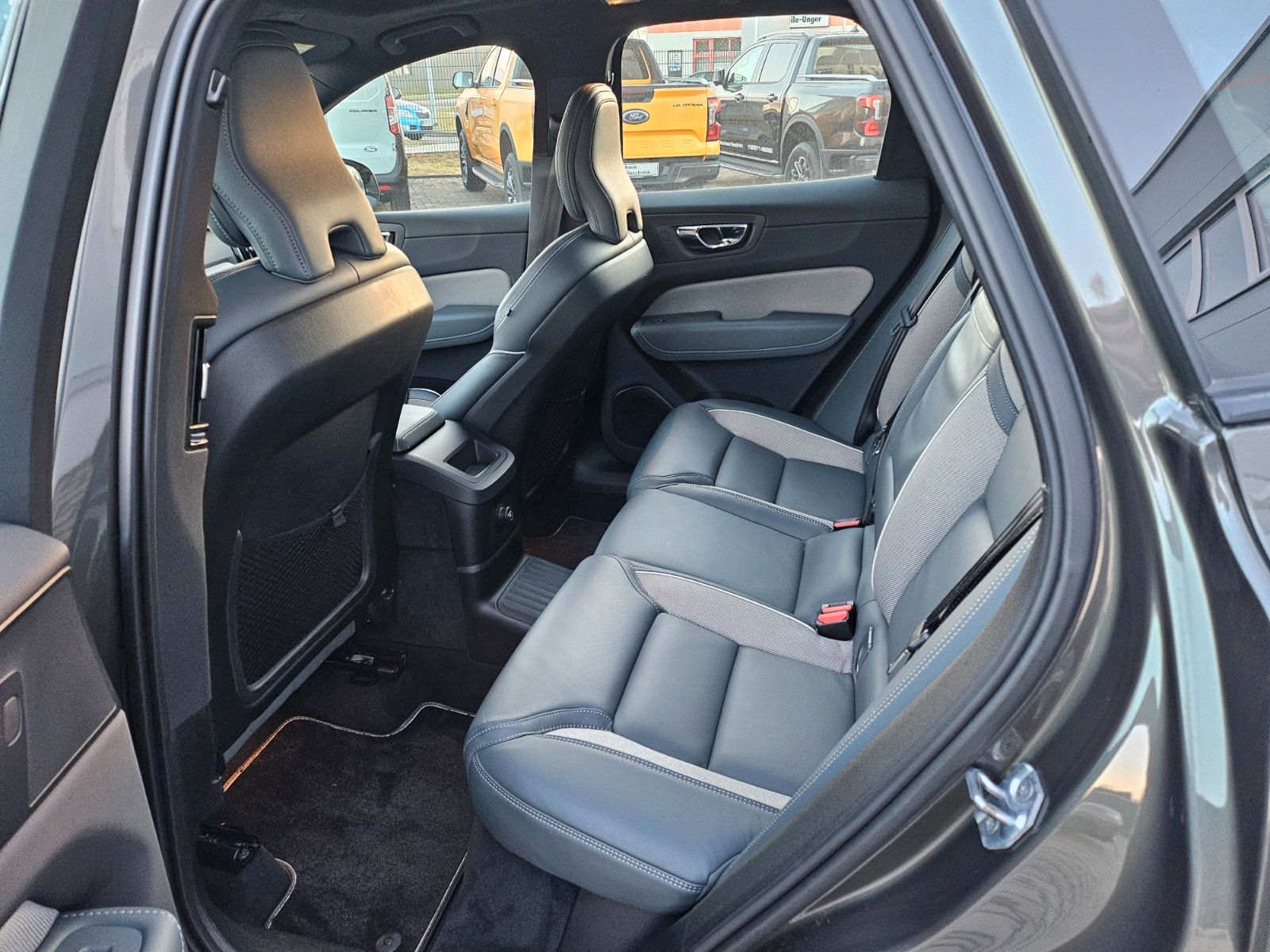 Fahrzeugabbildung Volvo XC60 R DesignmPlug-In Hybrid AWD