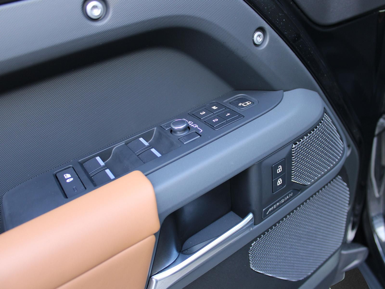 Fahrzeugabbildung Land Rover Land Rover Defender 110 D300 X-Dynamic HSE