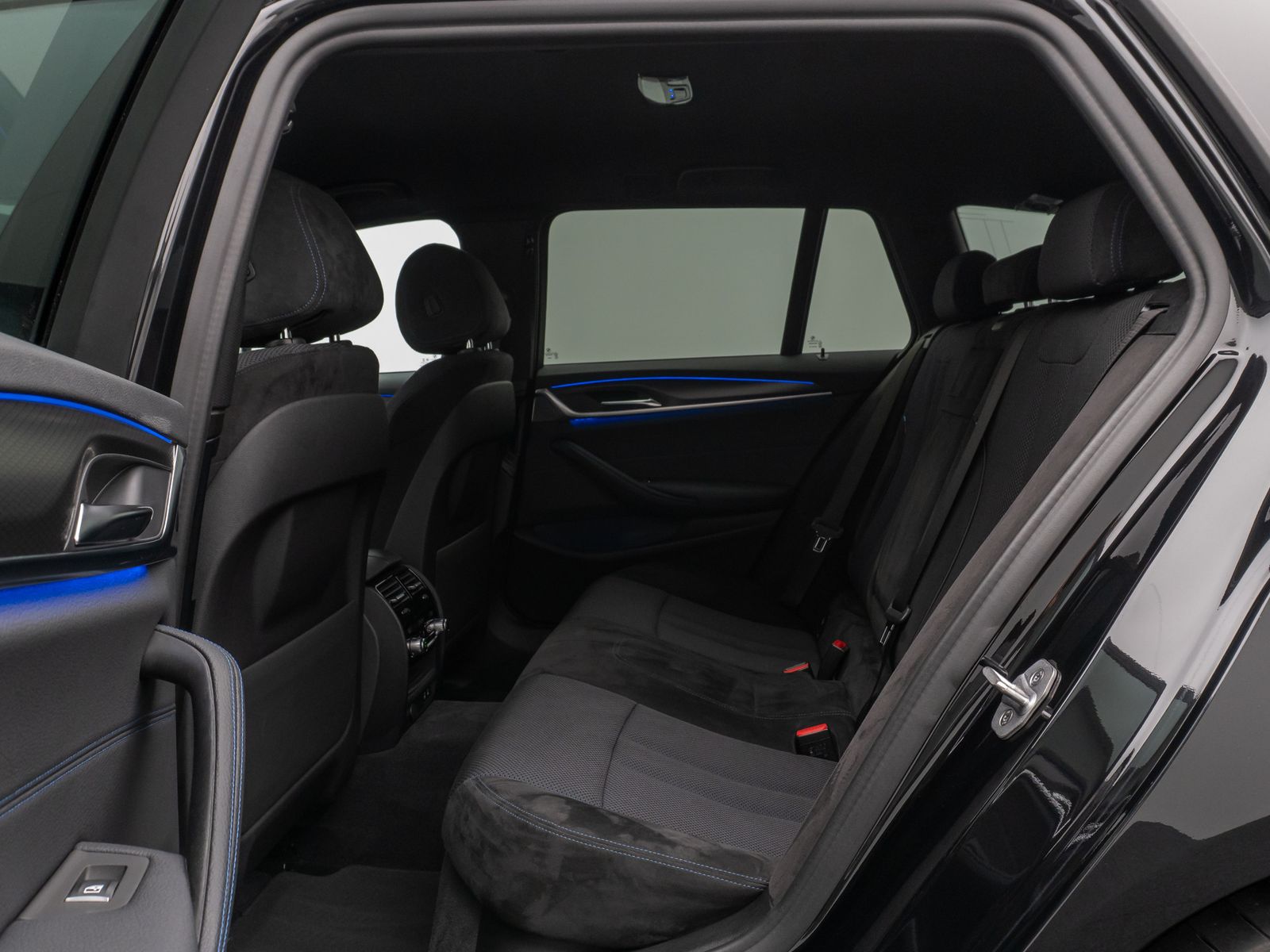 Fahrzeugabbildung BMW 520d xD M Sport Kamera HUD DAB HiFi Stop&Go AHK