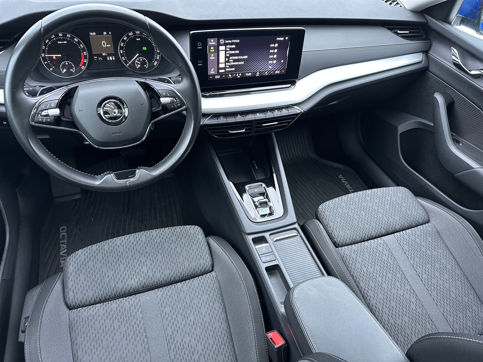 Fahrzeugabbildung SKODA Octavia Combi Clever NAV+LED+PANO+AHK+KAMERA+PP