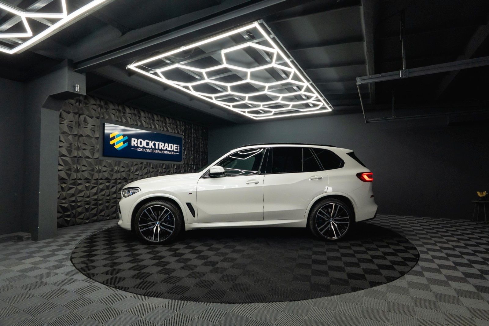 Fahrzeugabbildung BMW X5 M50i Shadow Line | ACC | Pano | Laser | Sky