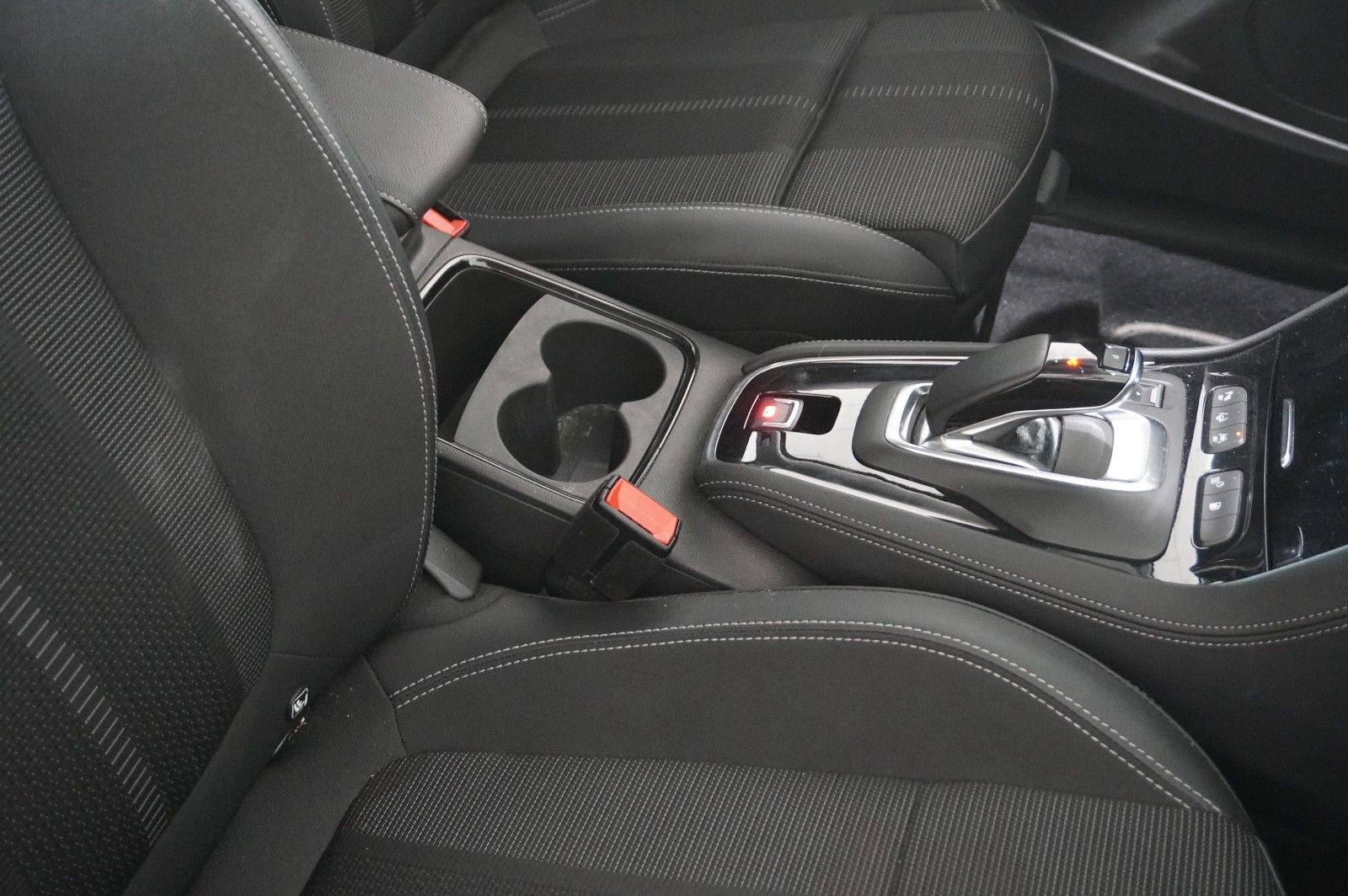 Fahrzeugabbildung Opel Grandland (X) 1.6 PHEV ELEGANCE NAVI/LED/SPORT