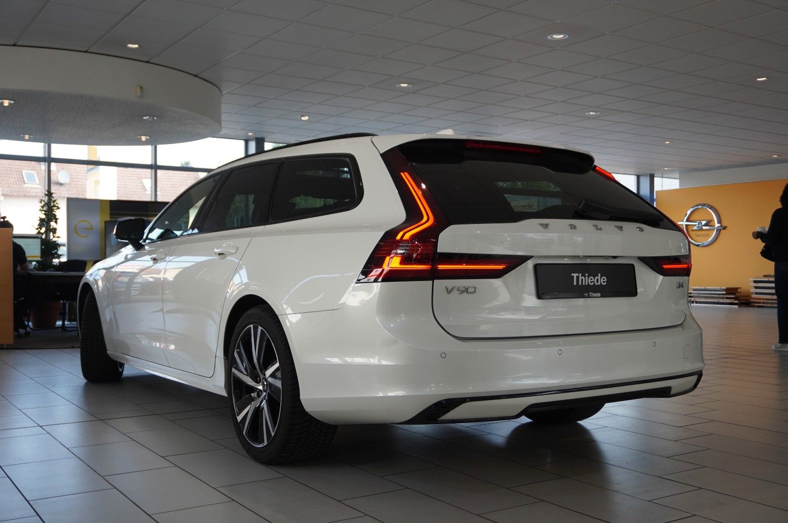 Fahrzeugabbildung Volvo V90 Kombi B4 PLUS DARK NAVI/LED/KAMERA/PANO./H&K