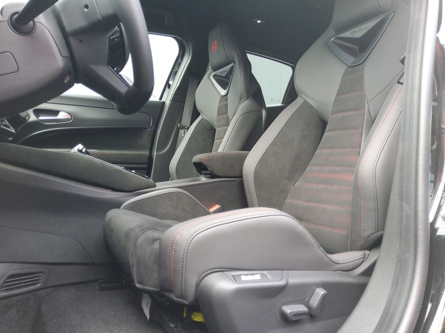 Fahrzeugabbildung Alfa Romeo Junior Veloce 280PS, Sabelt Schalensitze, TechPa