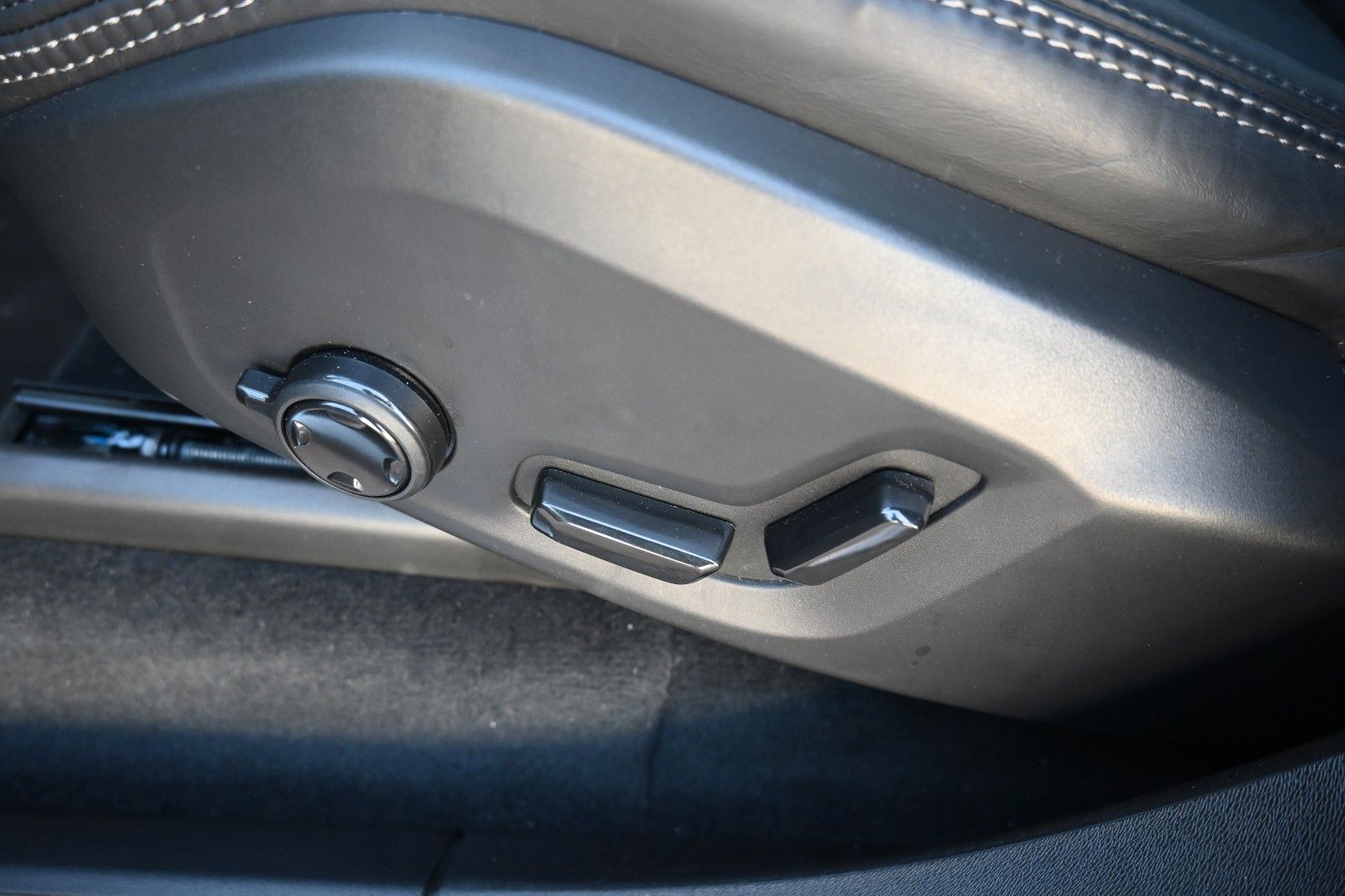 Fahrzeugabbildung Volvo XC90 T8 AWD Ultra Dark*STDHZG*360**LUFT*B&W*22"