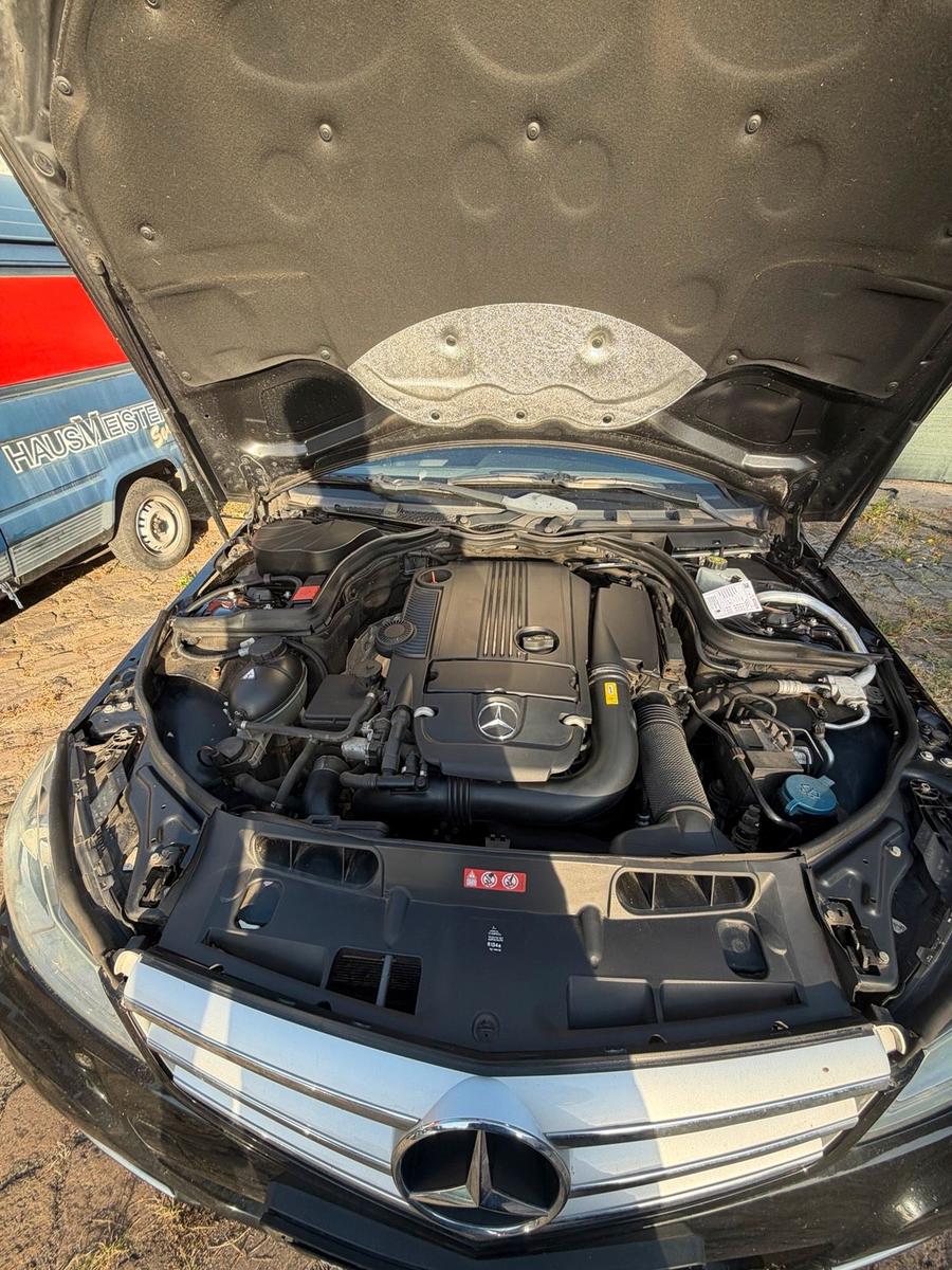 Mercedes-Benz C180 2011 — photo 15