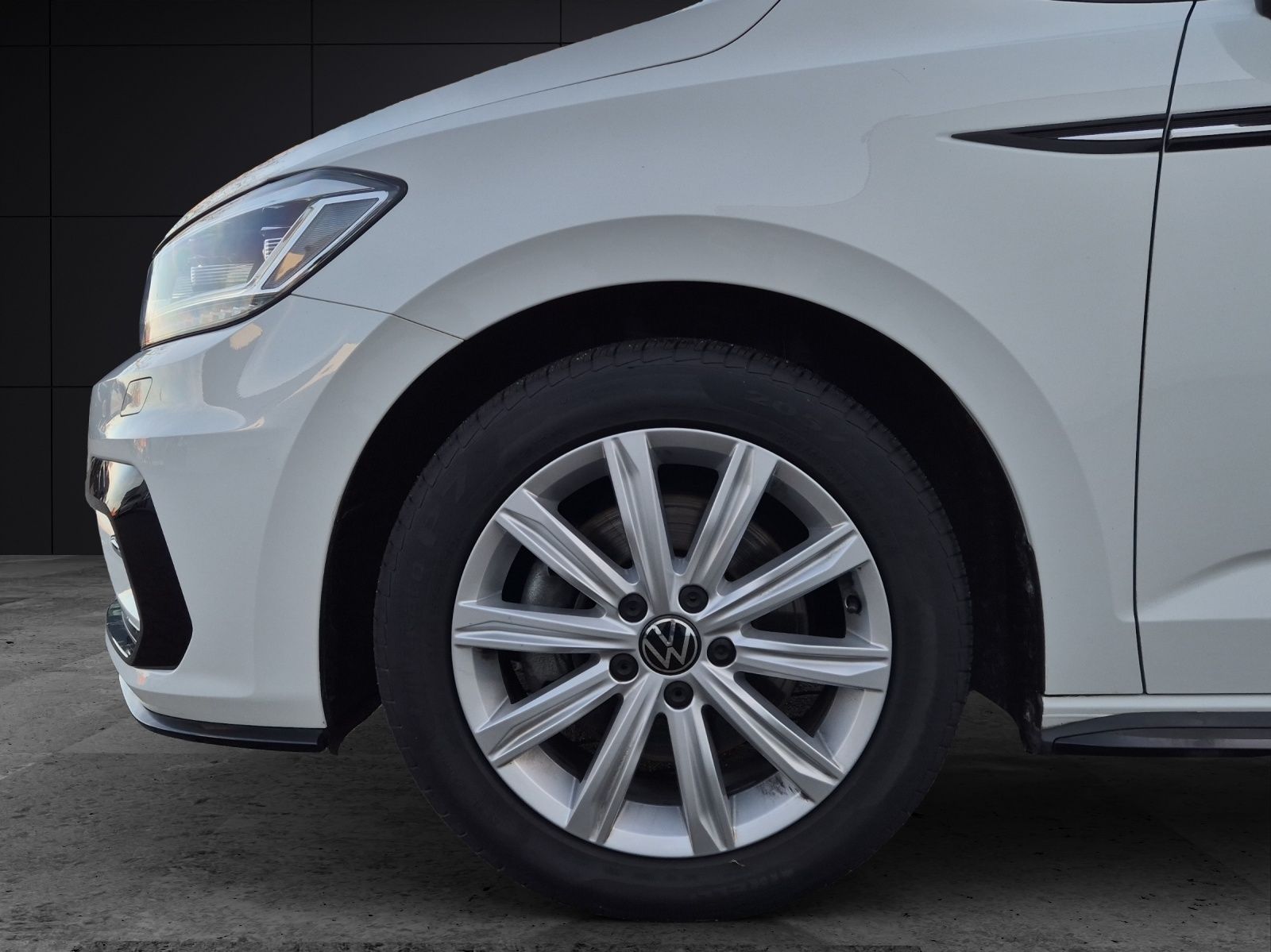 Fahrzeugabbildung Volkswagen Touran TSI Comfortline DSG R-Line LED Navi AID A