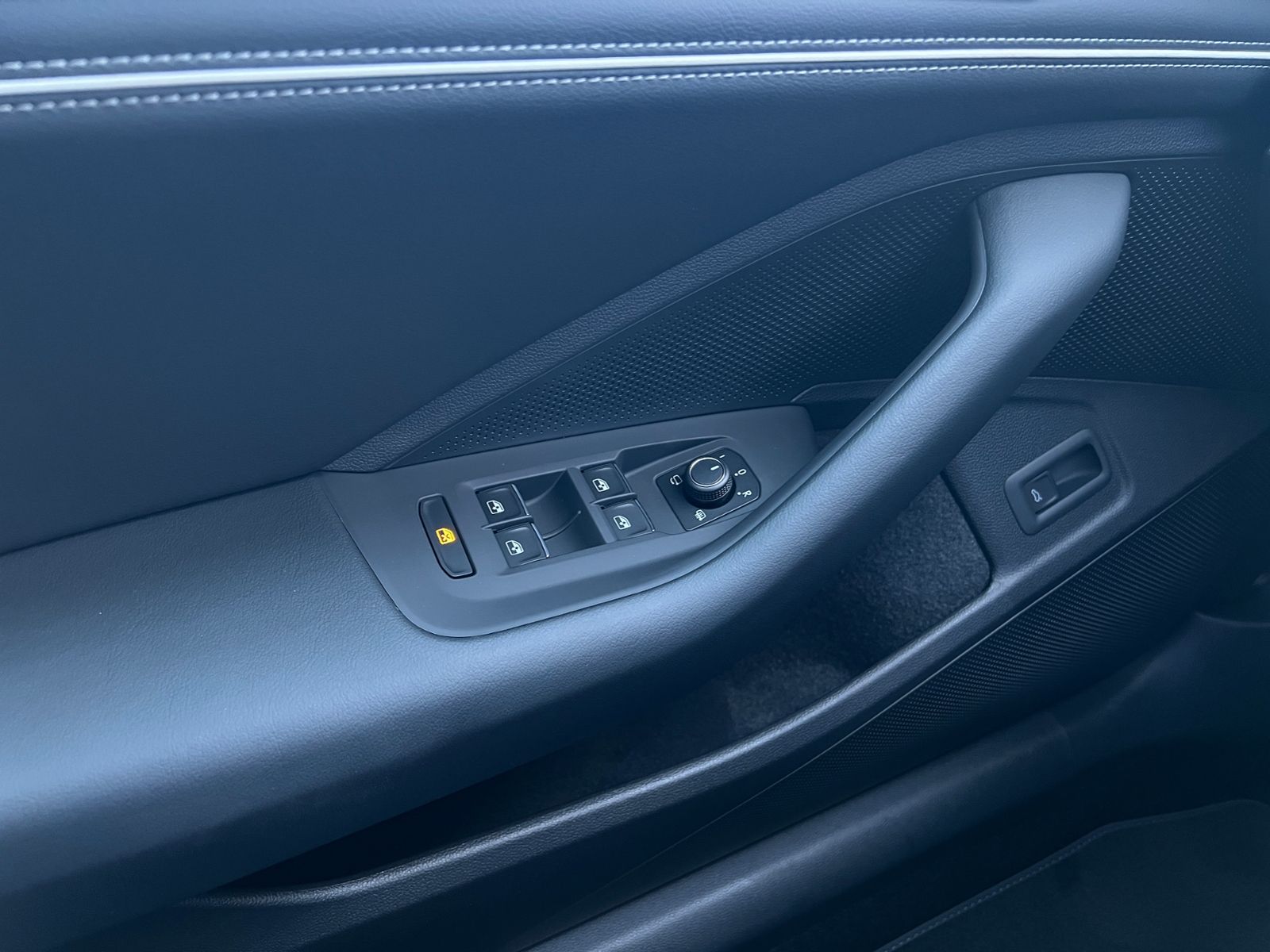 Fahrzeugabbildung Volkswagen Passat Variant Elegance 1.5 eTSI DSG *AHK,IQ-Lig