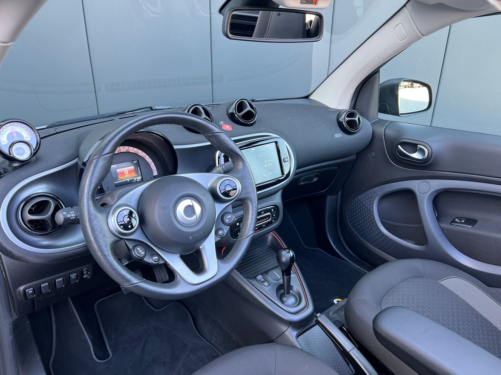 Fahrzeugabbildung Smart fortwo cabrio electric drive EQ *Navi, SHZ, PDC
