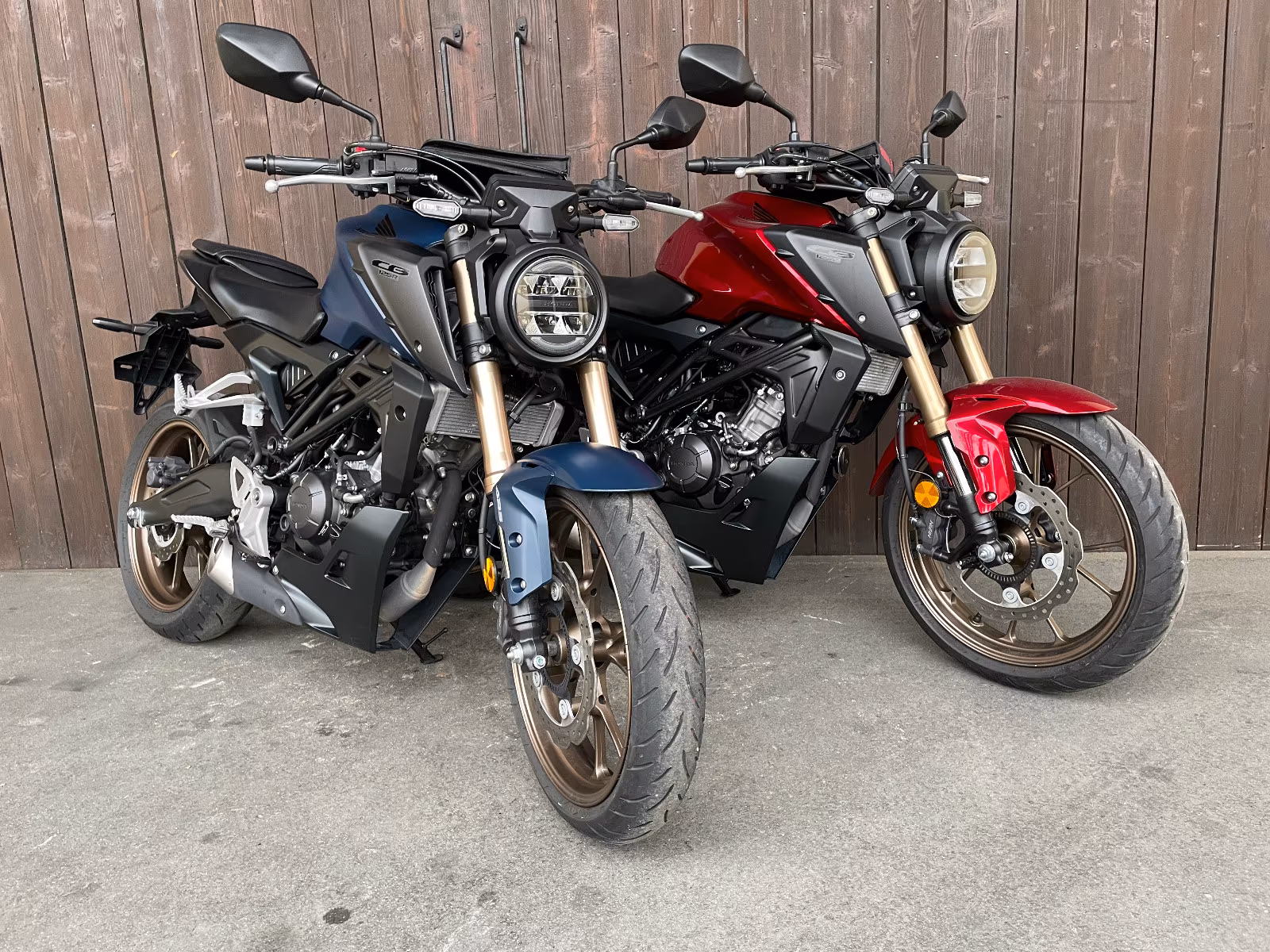 Honda CB 125 R - Blau oder Rot?