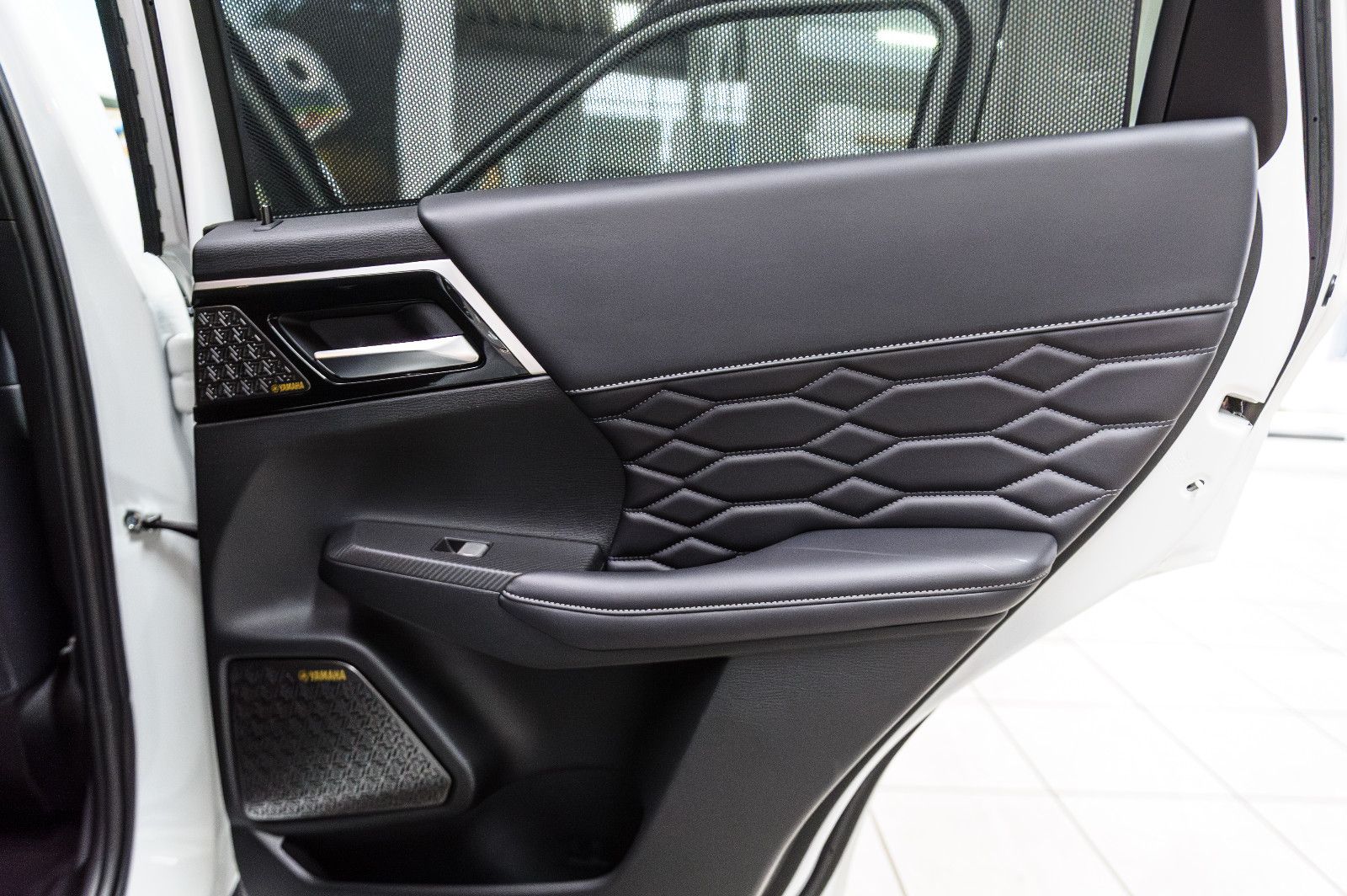 Fahrzeugabbildung Mitsubishi Outlander Top 4WD PHEV Leder LED 4xSHZ 360° HUD