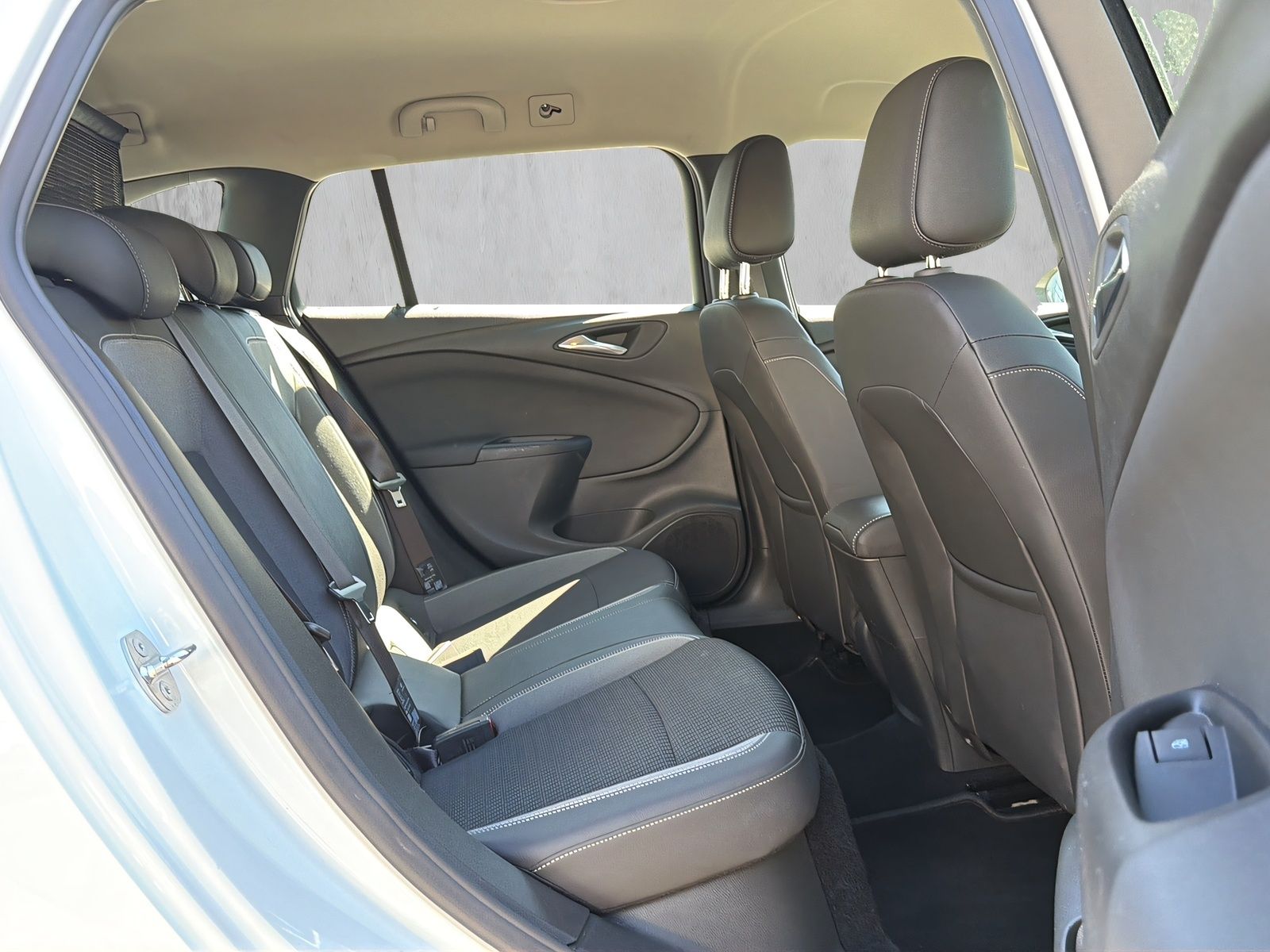 Fahrzeugabbildung Opel Astra BUSINESS PDC TEMPOMAT RFKAM WINTERREIFEN