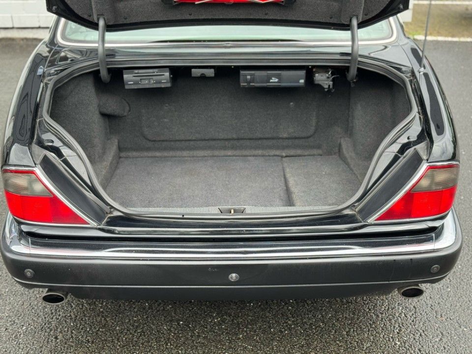 Fahrzeugabbildung Jaguar Daimler X300 Double Six Lang (LWB) fast H Zul.