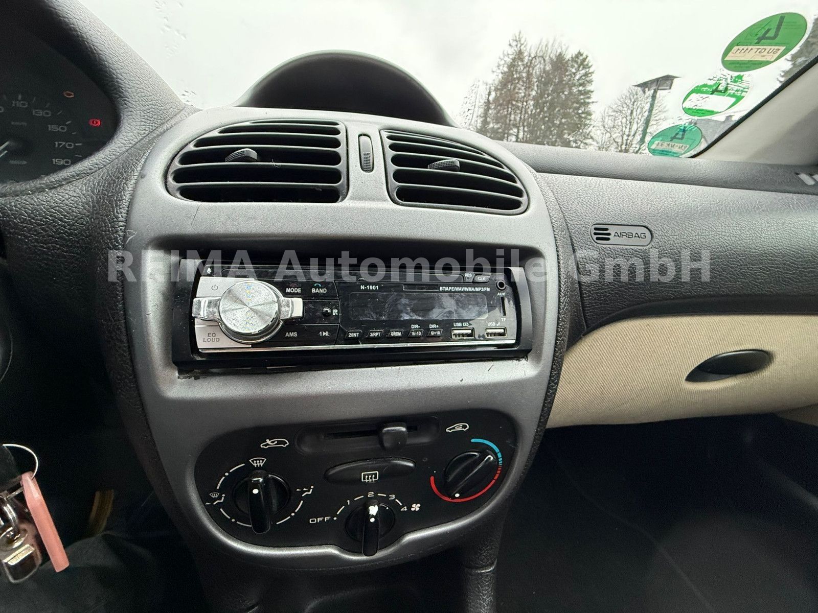 Fahrzeugabbildung Peugeot 206 1,2i Petit Filou