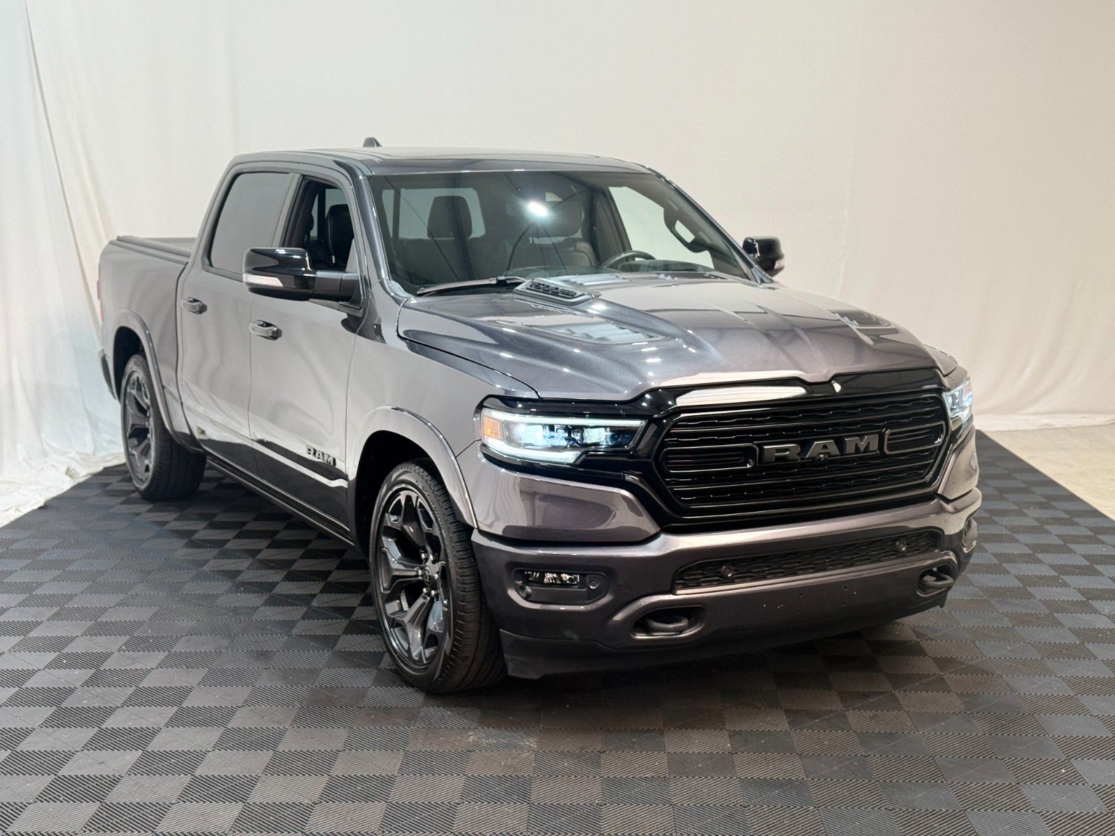 Fahrzeugabbildung Dodge RAM 1500 LIMITED NIGHT CREW CAB 4x4