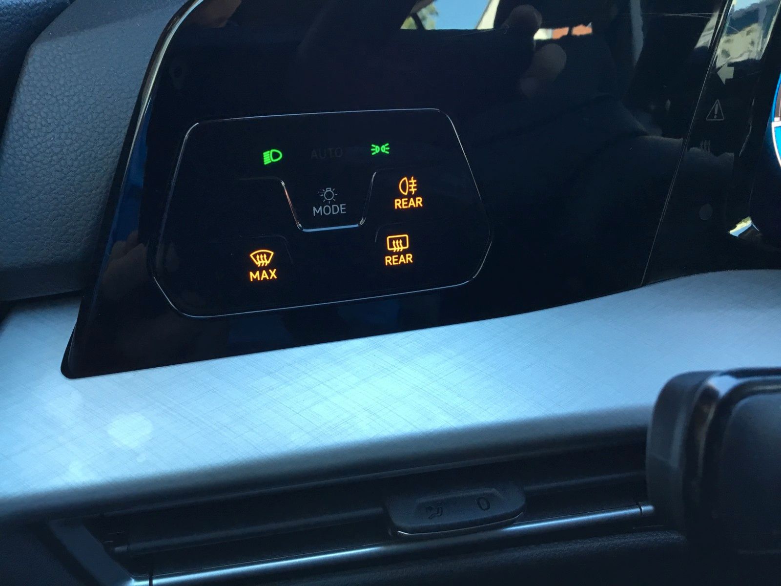 Fahrzeugabbildung Volkswagen Golf 1.5 eTSI DSG Life+AHK+LED+Kamera+Navi