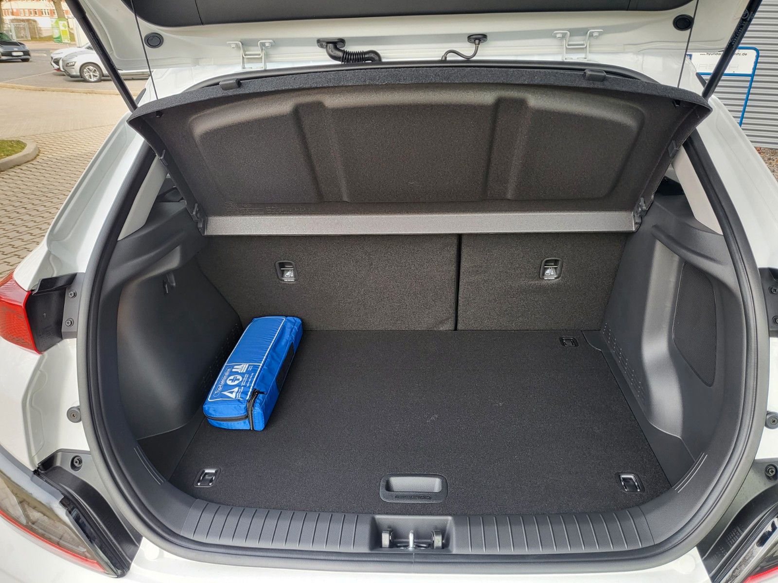 Fahrzeugabbildung Hyundai KONA Elektro TREND 100kw NAVI ASSI Wärmepumpe