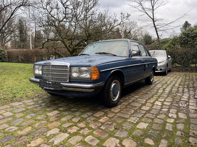 Mercedes-Benz 230 W123 teilrestauriert