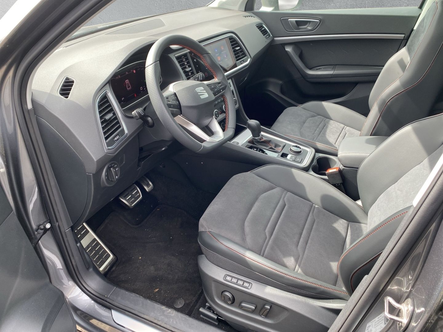 Fahrzeugabbildung SEAT Ateca FR 4Drive 2.0 TDI*NAVI*AHK*PANO*SHZ*PDC*CA