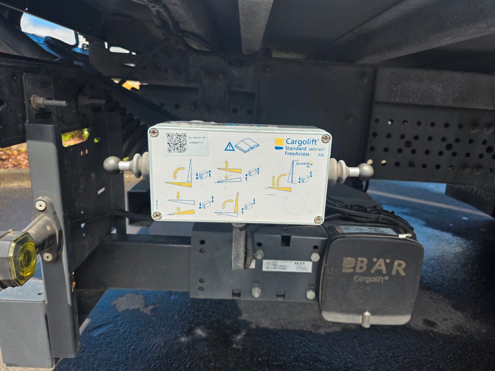 Fahrzeugabbildung Mercedes-Benz Actros 1833 L Retarder 2x Bett LBW Bär 1.500kg