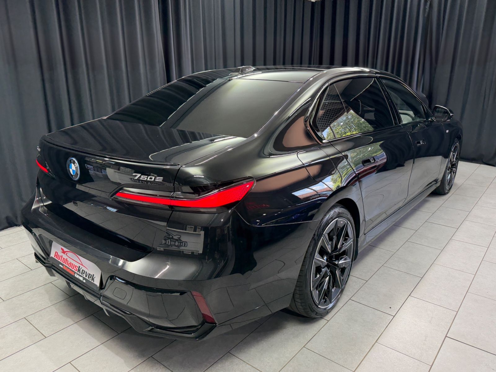 Fahrzeugabbildung BMW 750e xDrive M Sport Pro|TV|B&W|MASSAGE|SKY-LOUNG