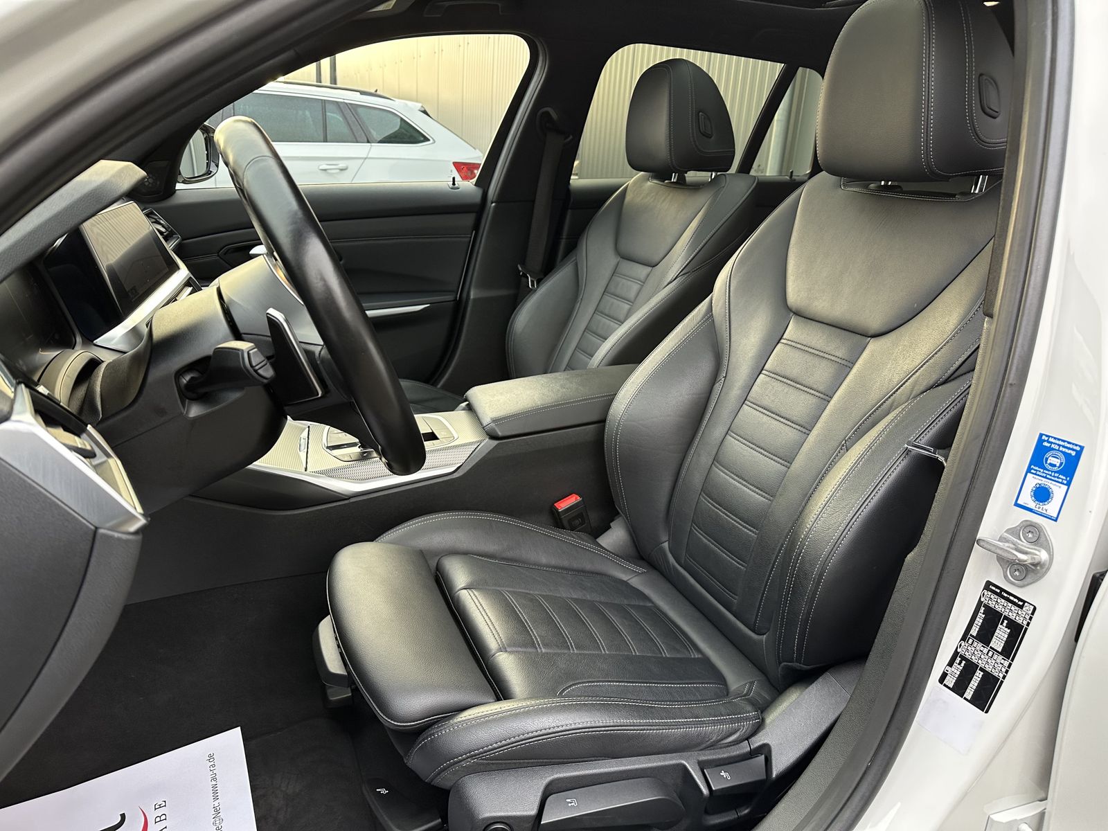 Fahrzeugabbildung BMW 320d Touring xDrive M-Sport NAV+LASER+H&K+PANORA