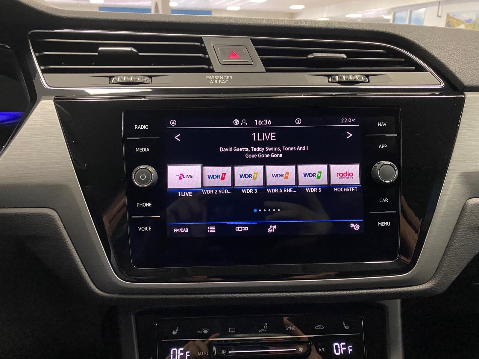 Fahrzeugabbildung Volkswagen Touran 1.5 TSI Comfortline+IQLIGHT+ACC+AHK+TOTWI