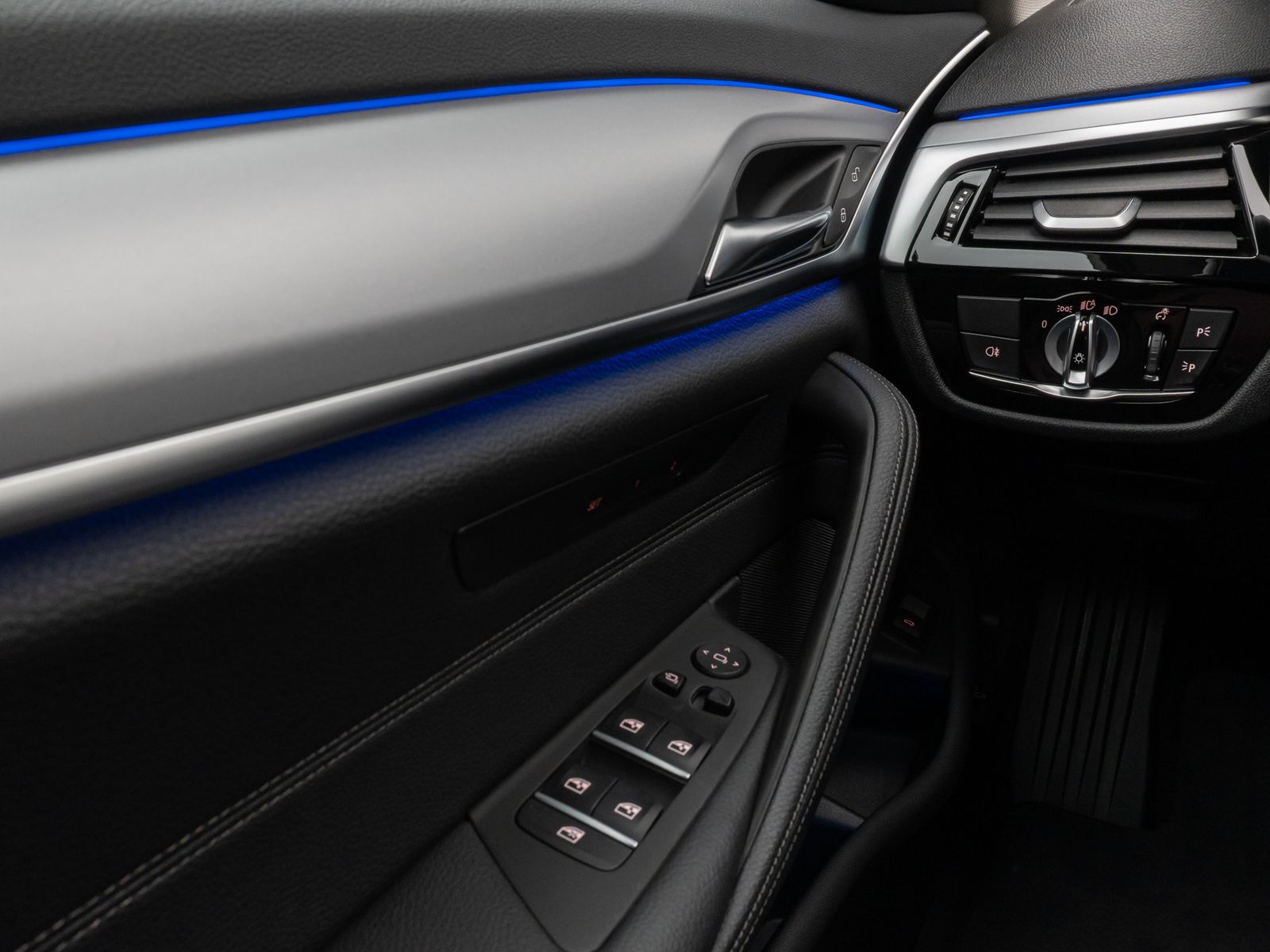 Fahrzeugabbildung BMW 530d Panorama Kamera DAB HiFi DrivAssist Komfort