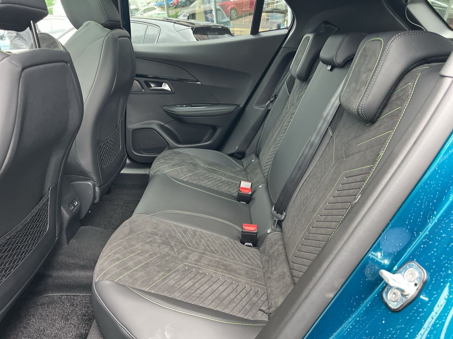Fahrzeugabbildung Peugeot 2008 GT HYBRID 145 e-DSC6 El. Panodach Navi ACC
