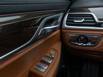 Fahrzeugabbildung BMW 730d xDr LED ACC HUD HI-FI DAB Kamera 360°