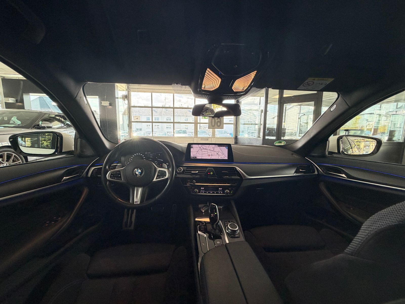 Fahrzeugabbildung BMW 530 d XDriveM Sport/M-PAKET/HARMAN-KARDON/AMBIE