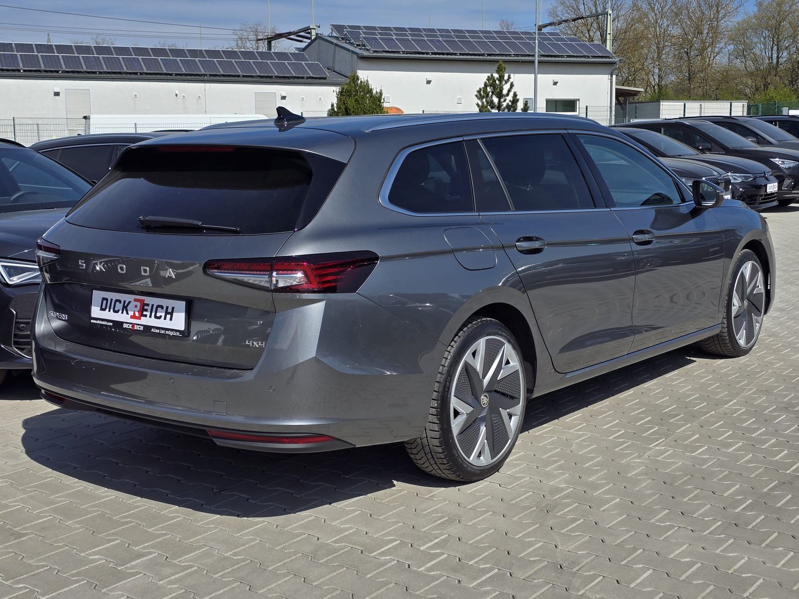 Fahrzeugabbildung SKODA Superb 2.0 TDI 4x4 Selection MATRIX*AHK*PANO*19"