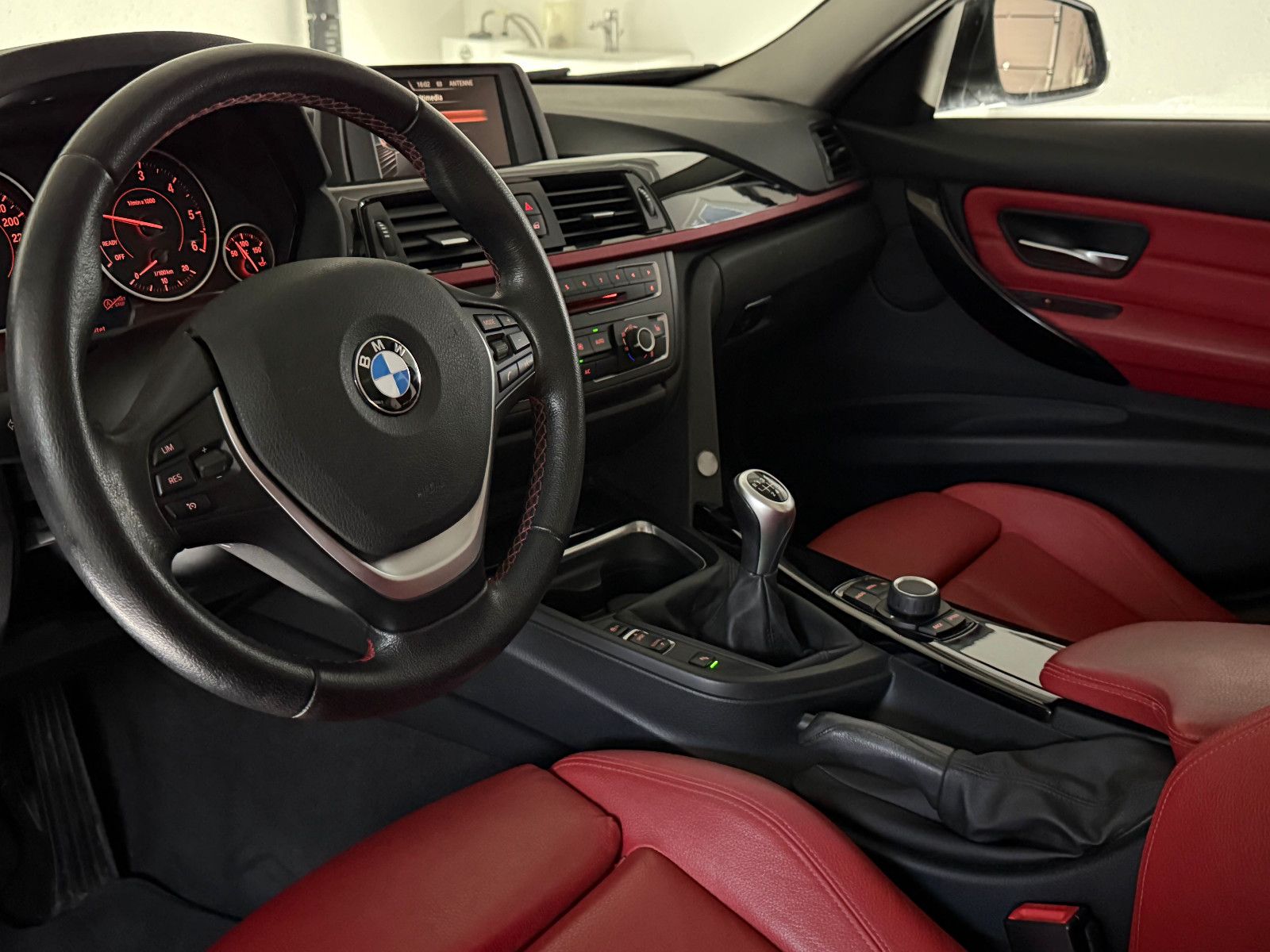 Fahrzeugabbildung BMW 320 d Lim. SPORT LINE/XENON/KAMERA/PDC/KLIMA