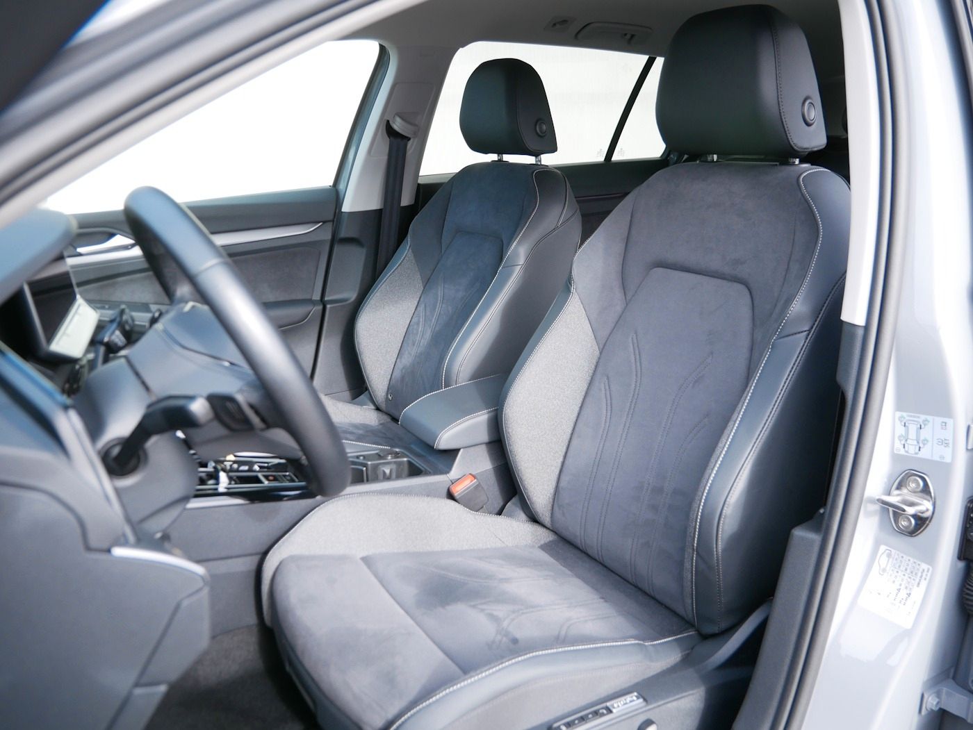 Fahrzeugabbildung Volkswagen Golf -VIII Variant 1.5 Style NEU46T DSG Matrix