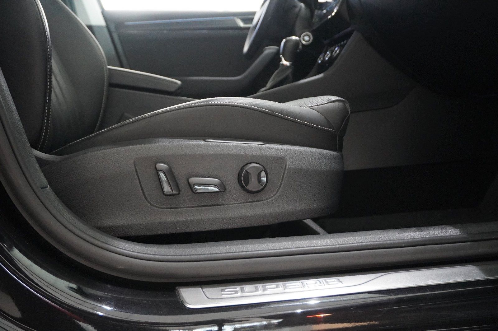Fahrzeugabbildung SKODA Superb Combi 2.0D PREMIUM 4X4 NAVI/LED/360°/AHK