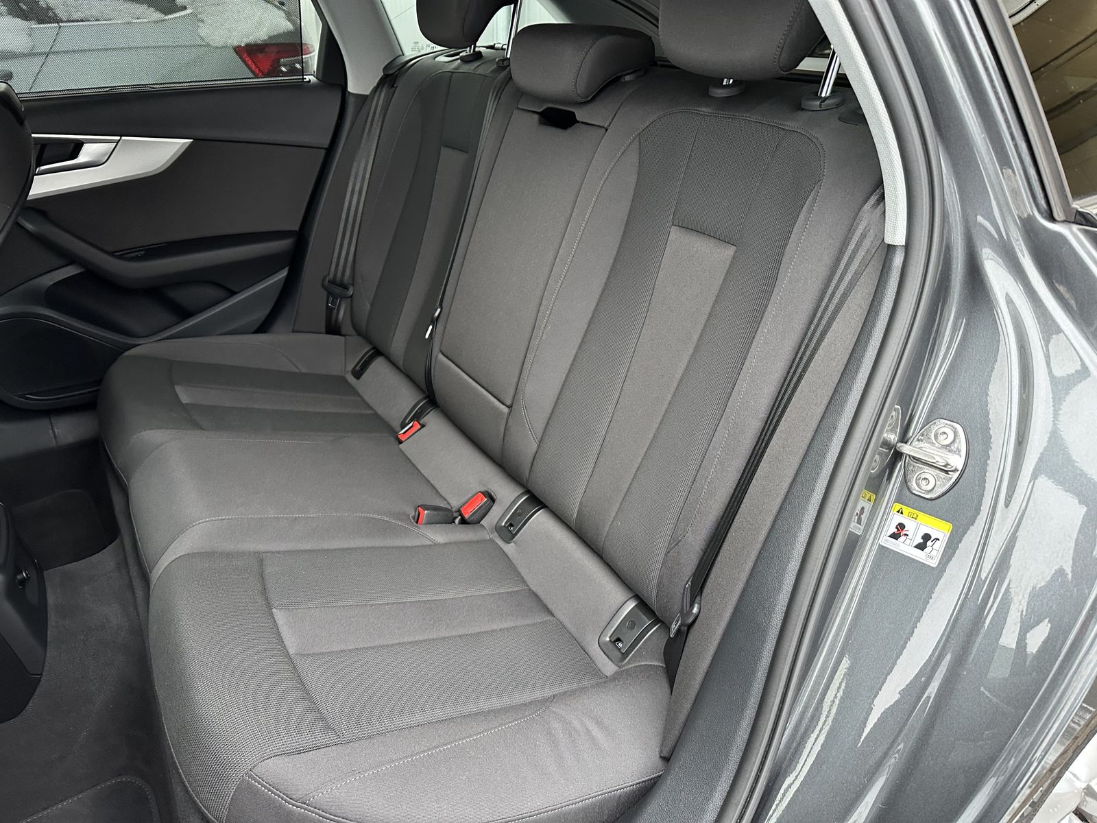 Fahrzeugabbildung Audi A4 Avant 35 TDI S-Line Black NAV+LED+AHK+KAMERA