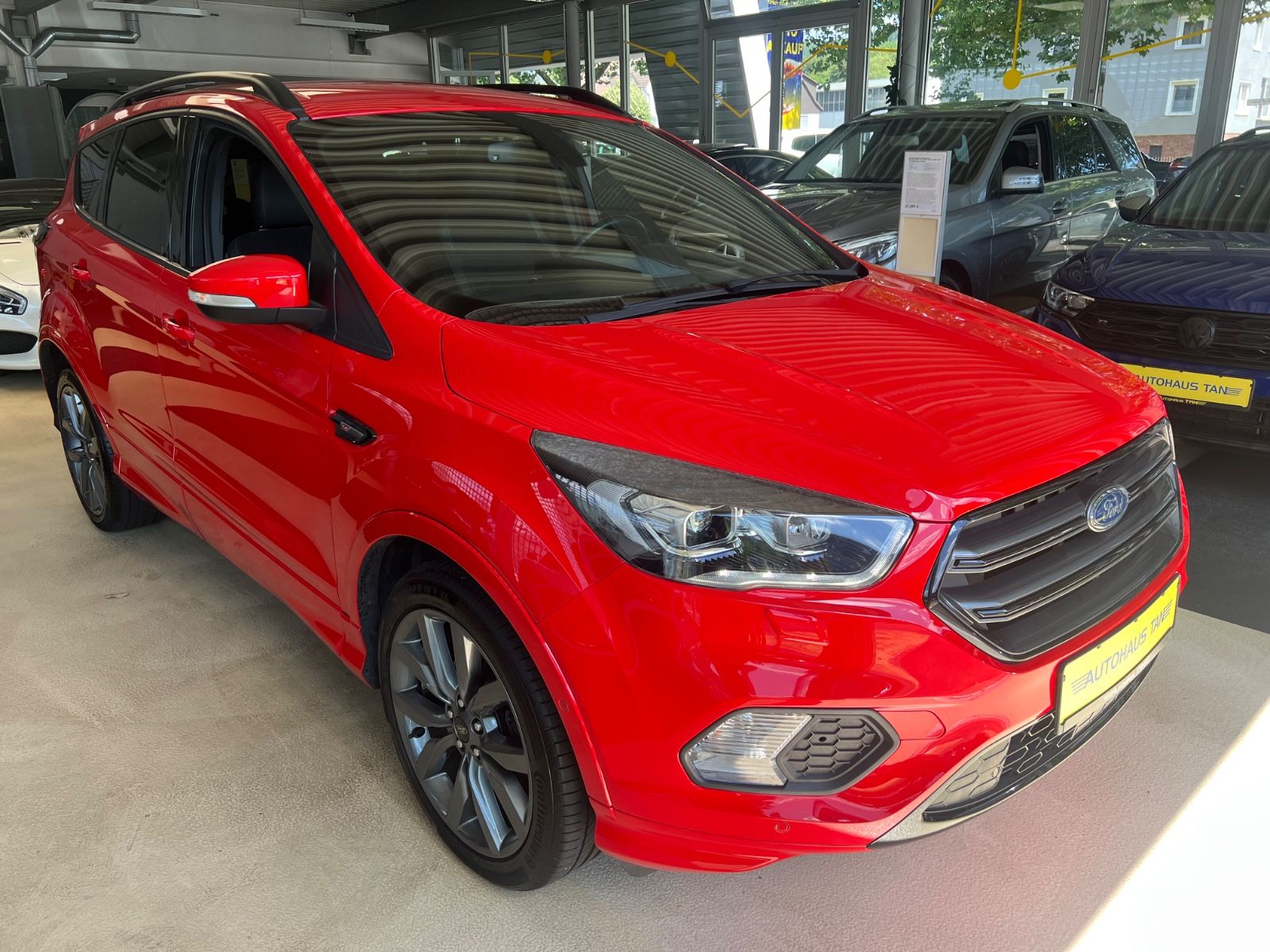 Fahrzeugabbildung Ford Kuga ST-Line * ROT/SCHWARZ *