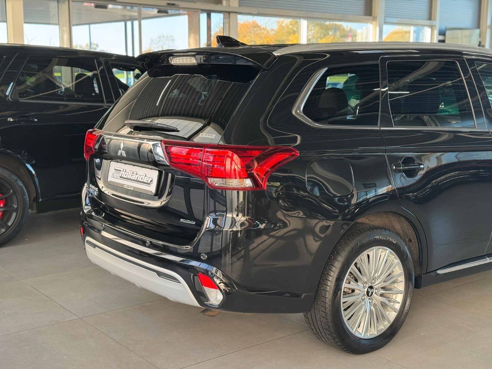 Fahrzeugabbildung Mitsubishi PHEV Outlander 4WD TOP AHK 1.HAND GJR