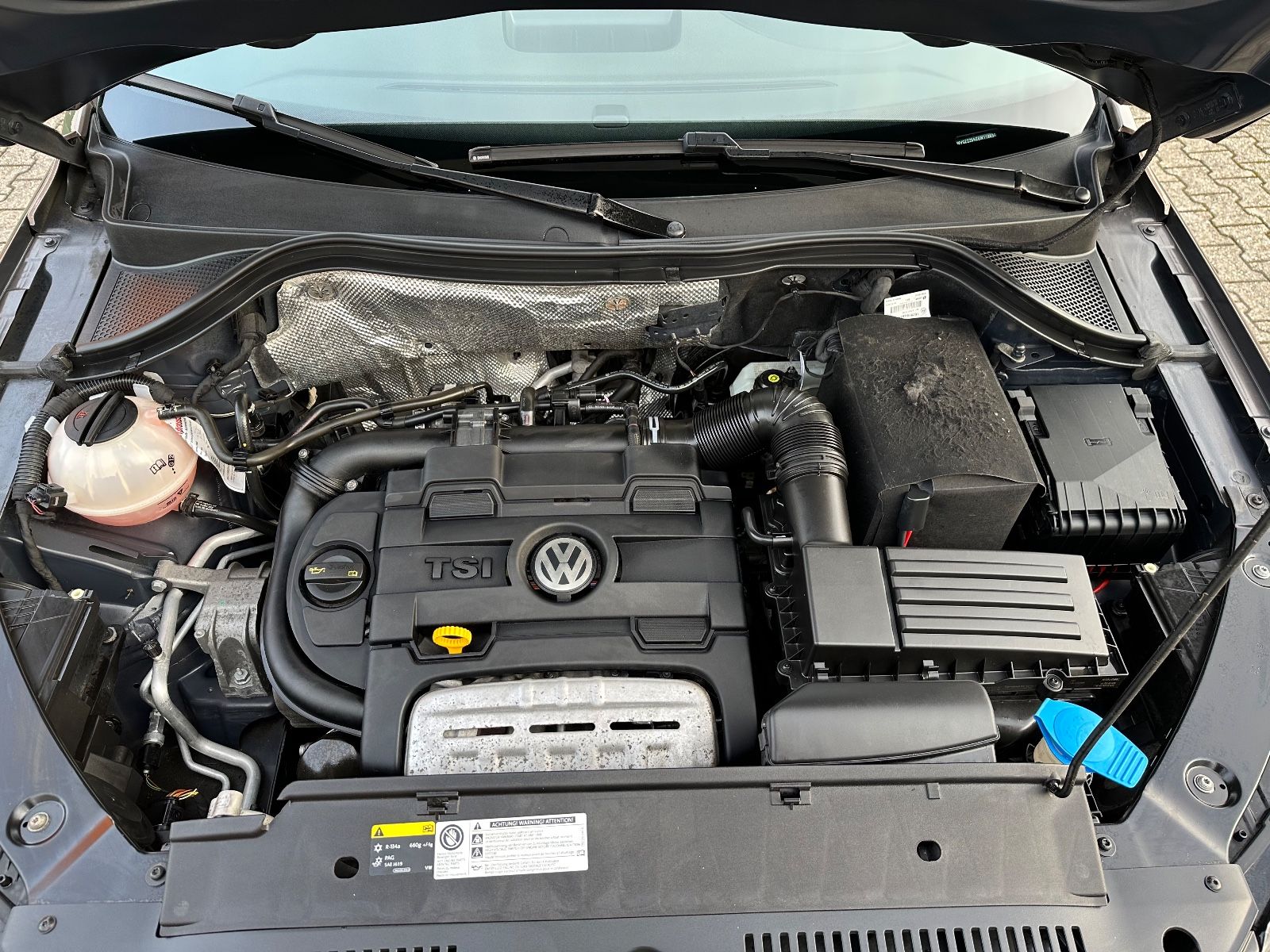 Fahrzeugabbildung Volkswagen Tiguan R-LINE 19 ZOLL  DSG NAVI XENON KAMERA