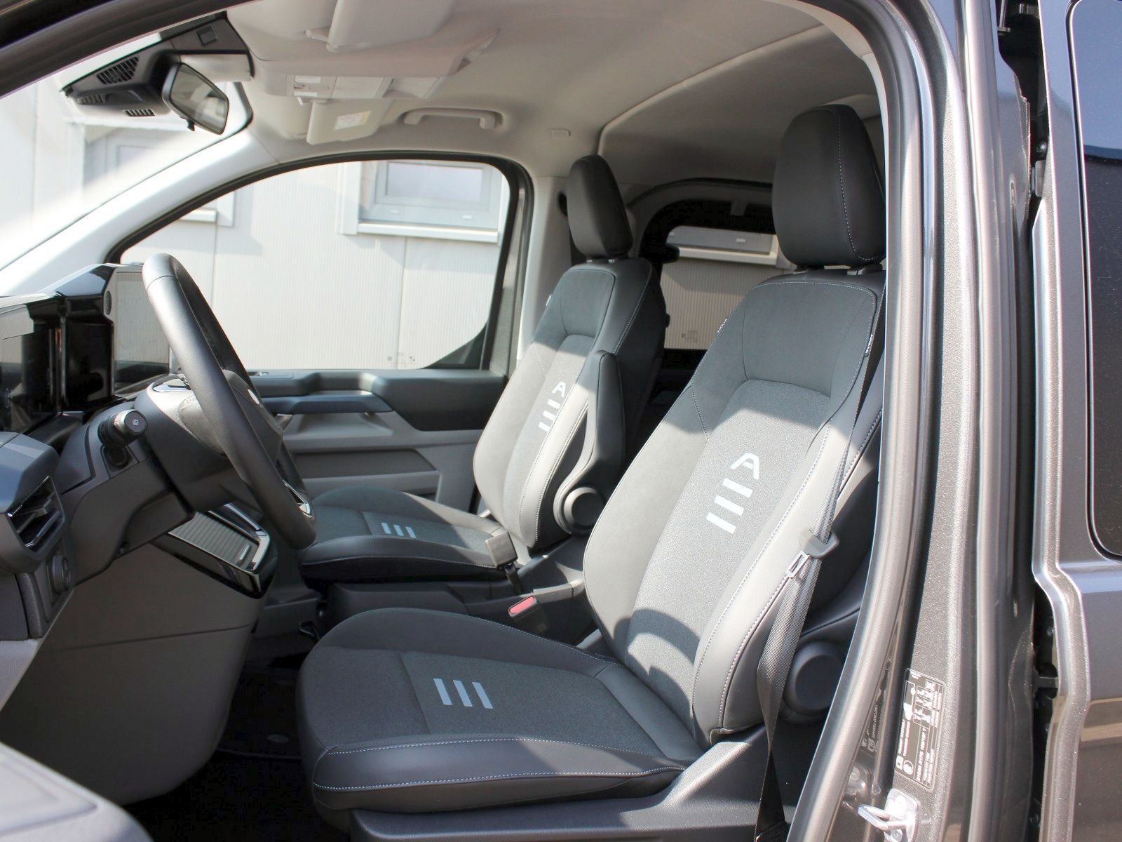 Fahrzeugabbildung Ford Tourneo Custom 320 L1 Tourneo Active FWD Bus